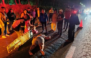 ¡PAREJA EN MOTO HERIDOS EMBESTIDOS POR TRÁILER!