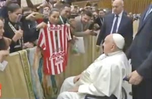 ¡CHIVAS CLAMA AYUDA DIVINA Y MANDA REGALOS AL PAPA!