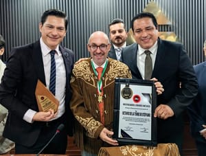 ¡CONDECORAN AL DOCTOR OCTAVIO DE LA TORRE!