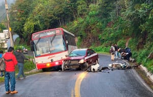 ¡SE IMPACTAN DE FRENTE MOTOCICLISTA CONTRA TAXI!