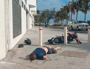 ¡MOTOCICLISTA CASI SE MATA EN EL BULEVAR!