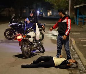 ¡PAREJA DE MOTOCICLISTAS HERIDOS EN UN DERRAPÓN!