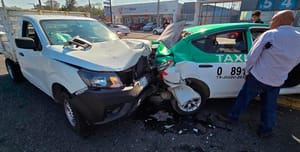 ¡CAMIONETA SE LE ESTRELLA A TAXISTA DE OAXACA!