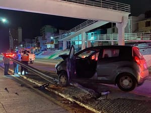 ¡CONDUCTORA SE ESTRELLA CONTRA LUMINARIA EN EL MORRO!