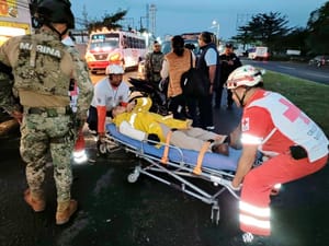 ¡MOTORIZADO FRACTURADO EN DERRAPÓN EN LA CARRETERA!