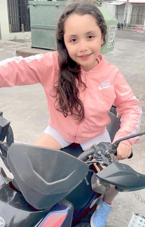 LA BELLA NICOLLE ASPIRA A PORTAR LA CORONA DE REINA DE LA PRIMAVERA...