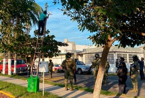 ¡RETIRAN CÁMARAS DE VIGILANCIA EN EL FLORESTA Y FLORES DEL VALLE!