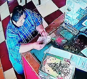 ¡TIMADORES ATRACAN A CAJERO DE ROSTICERÍA!