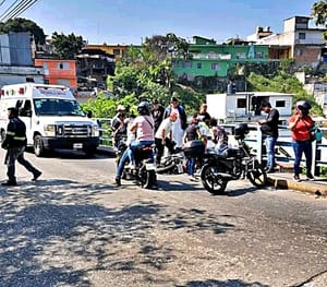 ¡DOS “JINETES DE ACERO” PARRANDEROS DERRAPAN EN EL PUENTE!