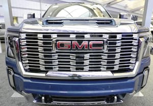 ¡LAS ACCIONES DE GM, FORD, HONDA Y TOYOTA CAEN TRAS ARANCELES DE TRUMP; TESLA ES  LA EXCEPCIÓN!