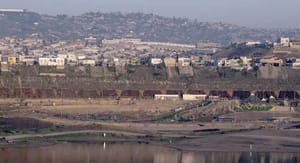 ¡EU CONSTRUYE UN MURO SOBRE CANAL DEL RÍO EN TIJUANA!