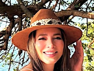 ¡ADRIANA HUELE A REINA!