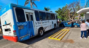 ¡AUTOBÚS SE ESTRELLÓ CONTRA BARANDAL DE LA PRIMARIA Y UN ÁRBOL!