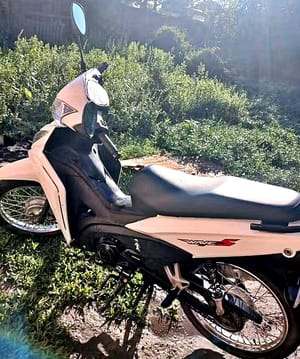 ¡VÁNDALOS LE ROBAN LA MOTO A TRABAJADOR!
