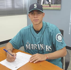 ¡OSVALDO PLATAS FIRMA CON LOS MARINEROS! - DE PLAN DEL RÍO