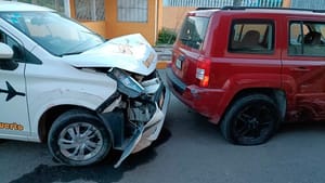 ¡CAFRE CHOCÓ Y DESTROZÓ A TAXI DEL AEROPUERTO!