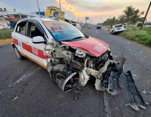 ¡SE DESBARATA TAXI POR “TORTAZO” EN LA RIVIERA VERACRUZANA!
