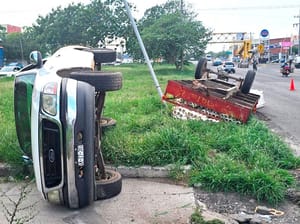 ¡CAMIONETA VUELCA CON TUBOS DE PVC EN LA BRUNO PAGLIAI!