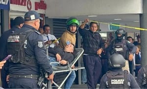 ¡VIOLENTO ASALTO EN XALAPA! - CUENTAHABIENTE FUE BALEADO Y DESPOJADO DE 200 MIL PESOS EN PLAZA CRYSTAL