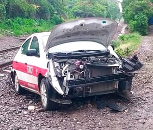 ¡TREN ARRASTRÓ 15 METROS A TAXISTA!