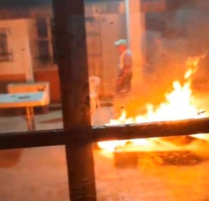 ¡QUEMAN UN PALACIO MUNICIPAL!