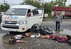 ¡JOVENCITOS EN MOTO SE IMPACTAN CONTRA COMBI!