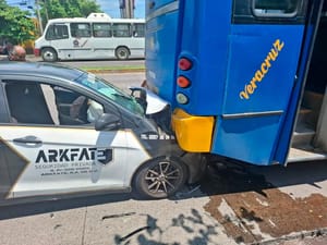 ¡SE INCRUSTÓ CONTRA LA PARTE TRASERA DE CAMIÓN DE PASAJE!