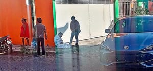 ¡MOTOCICLISTA CHOCÓ CONTRA AUTO DE LUJO ATRÁS DE LA VIRGENCITA DE LA BOTICARIA!