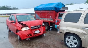 ¡TRES VEHÍCULOS DAÑADOS EN UNA CARAMBOLITA!