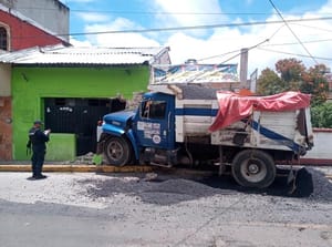 ¡CAMIÓN DE VOLTEO SE INCRUSTÓ EN UNA CASA!