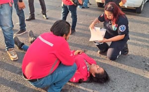 ¡MUJER HERIDA EN CHOQUE DE MOTOS!