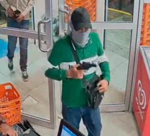 ¡ENCAPUCHADOS CON PISTOLA ASALTAN SUPERCITO CHEDRAUI!