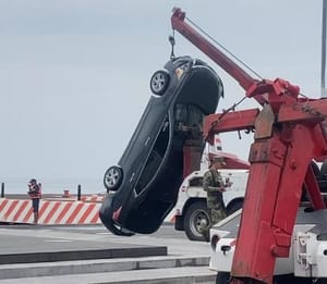 ¡PAREJA MUERE EN EL MALECÓN! - CAYERON AL MAR CON SU AUTOMOVIL Y AMBOS PERECIERON AHOGADOS
