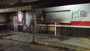 ¡SALIERON POR LA PUERTA DE EMERGENCIA! - LES LANZAN BOMBAS MOLOTOVS