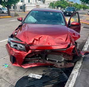 ¡AUTO JAPONÉS APACHURRADO EN “TORTAZO”!