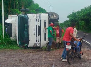 ¡CAMIÓN DE CARGA VUELCA POR MANIOBRA DE EMERGENCIA!