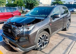 ¡PISA POR ACCIDENTE EL ACELERADOR Y SE ESTRELLA CONTRA VITRAL DEL OXXO!