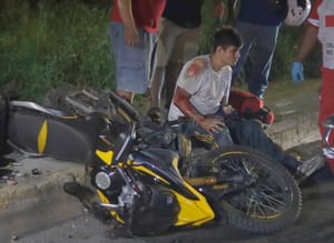 ¡“JINETE DE ACERO” CHOCA CON BANQUETA Y SALE VOLANDO DE LA MOTO!