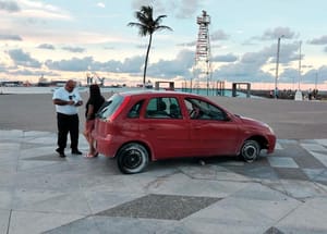 ¡CONDUCTORA PASADA DE COPAS SUBIÓ SU CARRO A LA PLAZA DEL MAGISTERIO!
