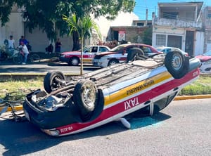 ¡TAXI SE IMPACTÓ CONTRA GUARNICIÓN Y TERMINA VOLCADO!