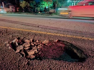 ¡MUJER EN MOTO CAYÓ EN UN ‘CRÁTER’!