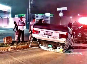 ¡CHOCA CON BASE DE CONCRETO Y TAXI TERMINA LLANTAS ARRIBA!