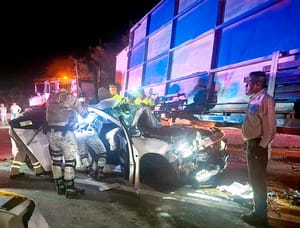 ¡CARRETERAZO: 2 MARINOS HERIDOS! - EL MAZDA QUEDÓ DEBAJO DEL TRACTOCAMIÓN, CON EL TOLDO REBANADO Y PRENSADOS EN EL INTERIOR