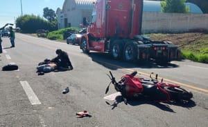 ¡TRAGEDIA EN LA CARRETERA! - MOTOCICLETA CHOCA CONTRA CAMIONETA Y MURIO JOVENCITA DE 20 AÑOS