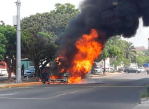 ¡SE QUEMÓ CAMIONETA DEL AYUNTAMIENTO DE VERACRUZ!