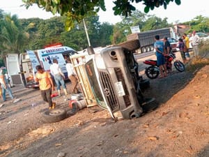 ¡CINCO TRABAJADORES HERIDOS EN VOLCADURA!