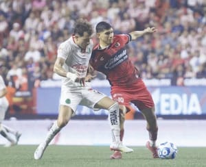 ¡CON GOLAZOS, CHIVAS RESCATA DRAMÁTICO EMPATE 3-3 EN TIJUANA!