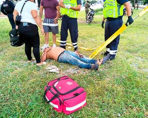 ¡CONDUCTOR ARROLLÓ A MOTOCICLISTA Y DE PILÓN LO AGREDIÓ A PATADAS!
