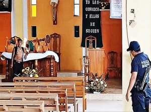 ¡DROGADICTO ARMADO CON MACHETE PRENDIÓ FUEGO A LA IGLESIA!