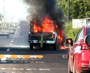 ¡ARDE CAMIONETA EN LA CARRETERA BOCA DEL RÍO-PASO DEL TORO!